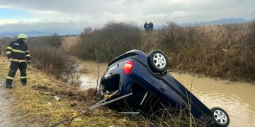 Un autoturism a derapat şi a ajuns într-un şanţ plin cu apă la granița dintre Satu Mare și Maramureș. Două femei și un minor au fost declarați decedați