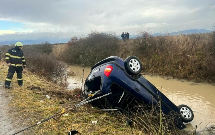 Un autoturism a derapat şi a ajuns într-un şanţ plin cu apă la granița dintre Satu Mare și Maramureș. Două femei și un minor au fost declarați decedați