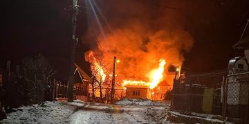 O noapte rea, o secundă și o scânteie au lăsat o tânără familie din Chiuzbaia fără acoperiș deasupra capului în plină iarnă. HAIDEȚI SĂ-I AJUTĂM