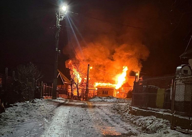 O noapte rea, o secundă și o scânteie au lăsat o tânără familie din Chiuzbaia fără acoperiș deasupra capului în plină iarnă. HAIDEȚI SĂ-I AJUTĂM