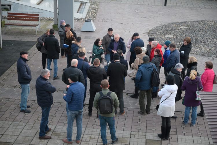 Primarul interimar și șefii de servicii din Primăria Baia Mare, în audiență la cetățeni: prima întâlnire a fost în Cartierul Săsar