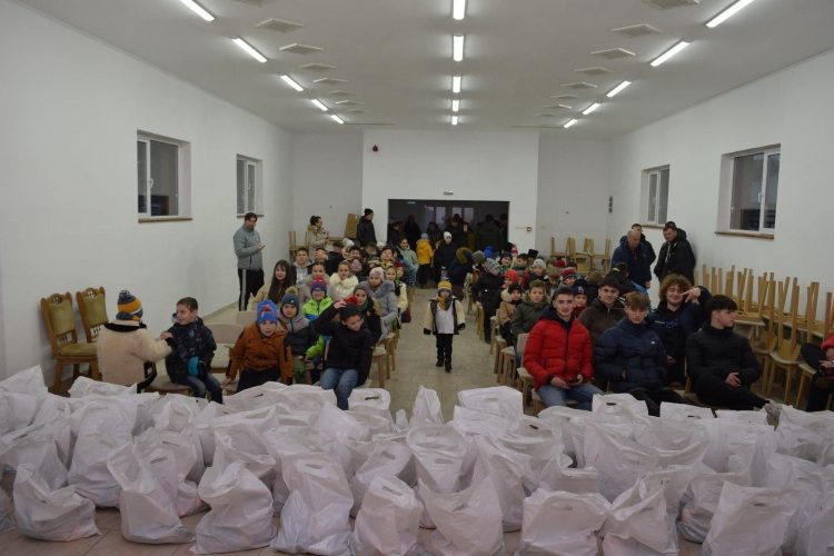 Moşul a trecut pe la micii fotbalişti din Ocna Şugatag