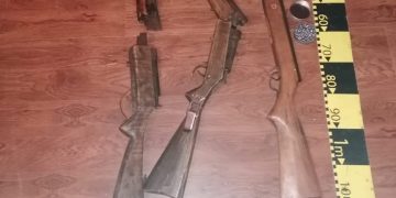 Mandate de percheziție domiciliară la Dragomireşti. Au fost găsite arme și muniții, interzise la deținere