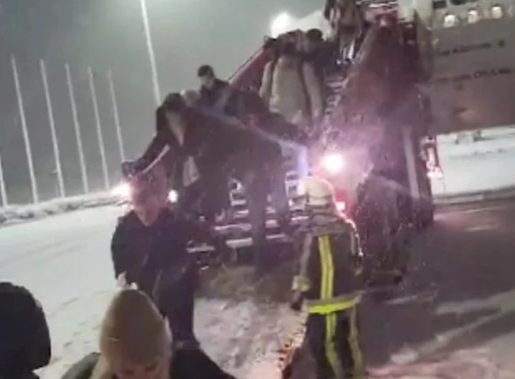 Coșmarul românilor rămași blocați pe aeroportul din Munchen. Unii au dormit pe jos, iar alții pe banda pentru bagaje