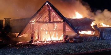 Incendiu devastator la o pensiune, mai multe persoane dispărute. A fost activat Planul Roşu