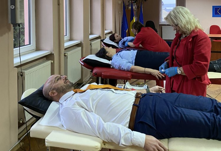 Polițiștii maramureșeni au donat sânge. Zilnic, în România, este nevoie de 1.000 de litri de sânge