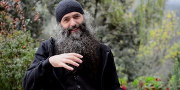 Mesajul părintelui Vlad Pimen către Diaspora: „Să sărutați picioarele celor care au rămas în țară”
