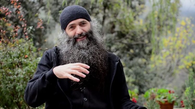 Mesajul părintelui Vlad Pimen către Diaspora: „Să sărutați picioarele celor care au rămas în țară”