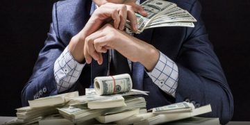 Forbes a publicat clasamentul cu cei mai bogați 10 oameni în decembrie 2023