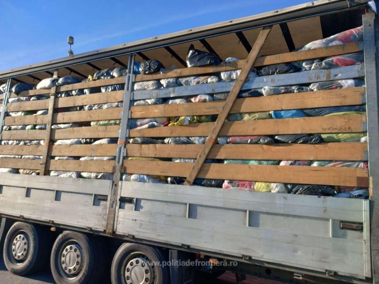 Două TIR-uri cu peste 30 de tone de deșeuri, oprite la intrarea în țară
