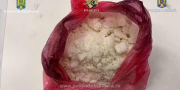 O jumătate de kilogram de substanțe interzise, descoperită într-un autoturism la Onceşti