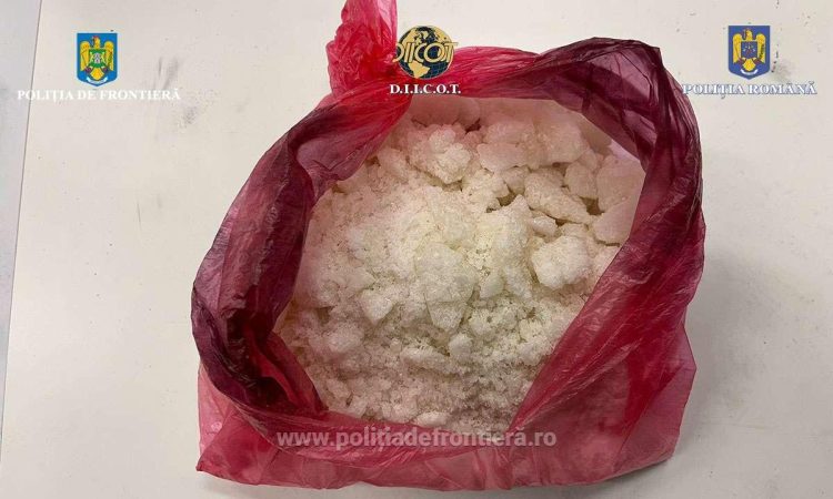 O jumătate de kilogram de substanțe interzise, descoperită într-un autoturism la Onceşti