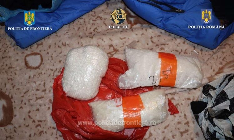 Aproximativ 2 kilograme de droguri găsite la perchezițiile efectuate în Maramureş într-un dosar penal de trafic de droguri de mare risc