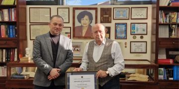 Diplomă de excelență acordată doctorului Coriolan Pop de preşedintele CCI Maramureş