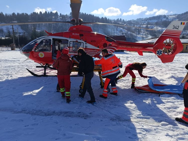 Doi ucraineni rătăciţi pe munte au fost salvaţi elicopterul