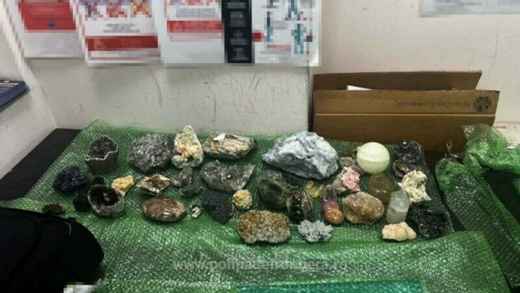 Ne vindem bogățiile. Colet cu flori de mină, din Baia Mare spre China