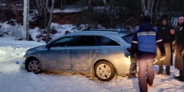 Patru cetățeni israelieni rămași înzăpeziți între Cavnic și Strâmbu-Băiuț, ajutați de jandarmii montani maramureșeni