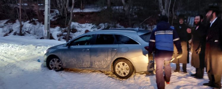 Patru cetățeni israelieni rămași înzăpeziți între Cavnic și Strâmbu-Băiuț, ajutați de jandarmii montani maramureșeni