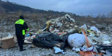 Amendă de 20.000 de lei pentru un bărbat care a descărcat deşeuri pe un câmp din Floreşti