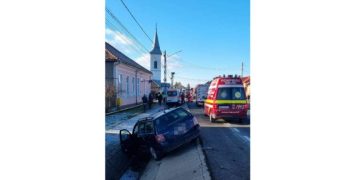 Ambulanţă implicată într-un accident pe DN 17