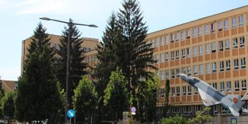 Un tânăr din Baia Mare, elev la Colegiul Național Militar „Mihai Viteazul” din Alba Iulia, a decedat după ce s-a aruncat de la etajul 4 al clădirii. El a lăsat un bilet de adio către familie