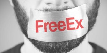 Abuz al Poliției. Activista Angi Şerban, percheziționată corporal la secție pentru o postare pe Facebook