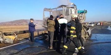 Impact mortal. Doi tineri au murit arşi de vii după ce o maşină a intrat într-un camion