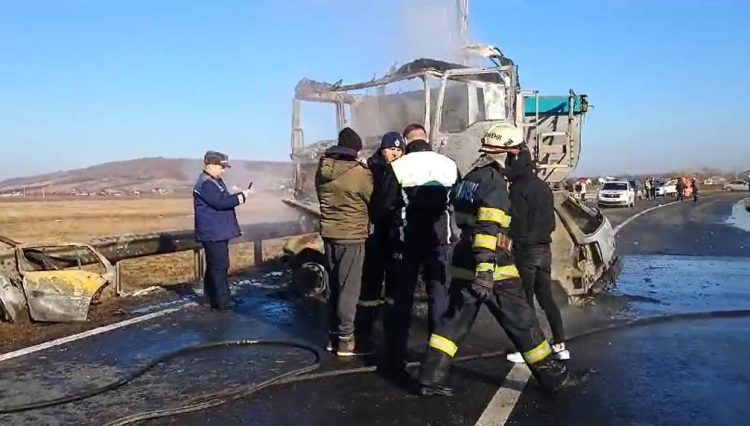 Impact mortal. Doi tineri au murit arşi de vii după ce o maşină a intrat într-un camion