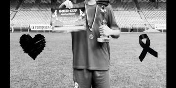 Întreaga comunitate îl deplânge pe Lukas, elevul care şi-a luat viaţa la Alba Iulia