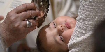 Papa Francisc a botezat 16 bebeluși în Capela Sixtină