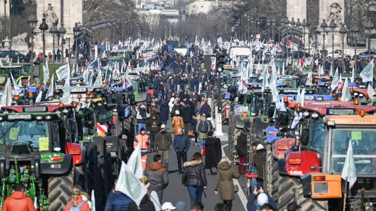 Alertă maximă în Franţa din cauza protestatarilor care blochează drumurile către Paris. Avertismentul MAE
