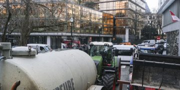 Continuă blocajele în Franța, din cauza protestelor. Atenționare MAE