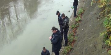 O persoană a fost luată de apă. Salvatorii o scot din Râul Săsar