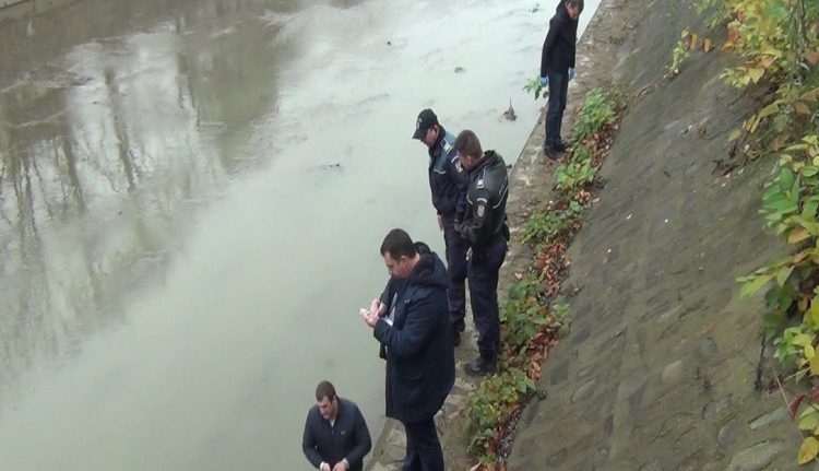 O persoană a fost luată de apă. Salvatorii o scot din Râul Săsar