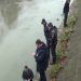 O persoană a fost luată de apă. Salvatorii o scot din Râul Săsar