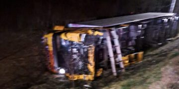 Trafic blocat pe DN 1C. TIR Răsturnat pe coborârea de la Mesteacăn