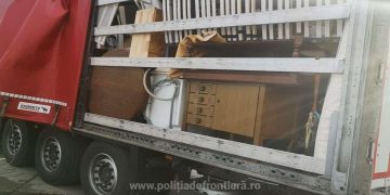 TIR cu 11 tone de mobilă și saltele second-hand din Germania, oprit la intrarea în țară
