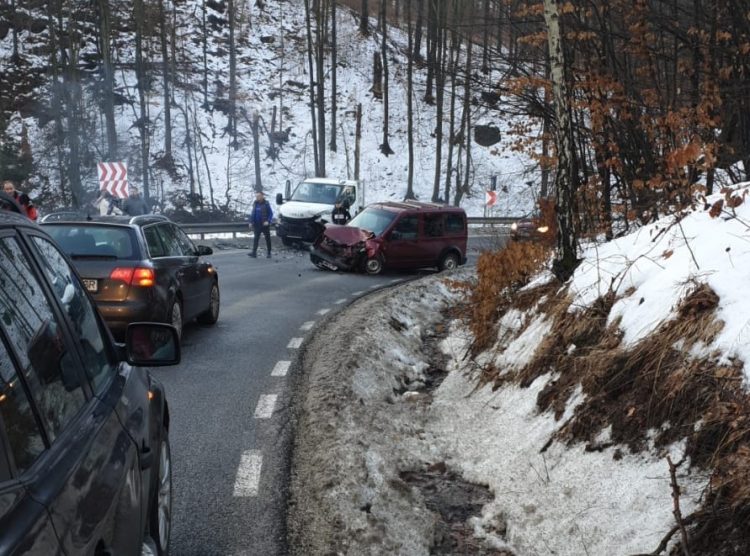 Coliziune între două vehicule pe DJ 184, între Șurdești și Cavnic