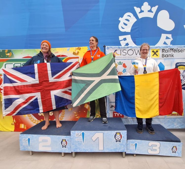 Delia Ana Kovacs și Liviu Bursuc au câștigat patru medalii la prima ediție a Campionatului European de Înot în Ape Înghețate (3,7 grade Celsius), desfășurat la Oradea