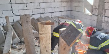 Accident la Ocna Şugatag. Persoană prinsă sub o scară din beton prăbușită