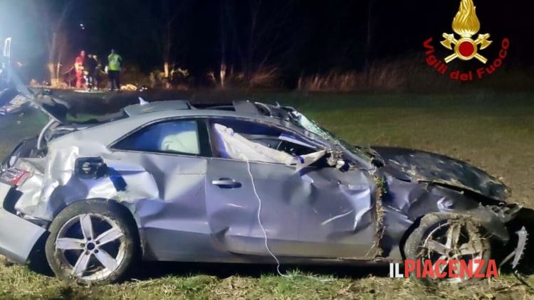 Moarte tragică în Italia pentru un român, aruncat prin plafonul mașinii în timpului unui accident rutier