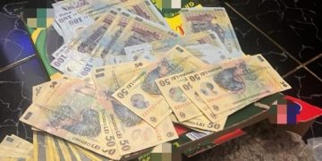 Doi bărbaţi, prinşi în flagrant, în Baia Mare, după ce ar fi comercializat un kilogram de canabis