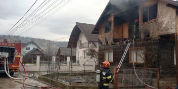 Mansarda unei case din Sighetu Marmaţiei a luat foc. Intervin pompierii sigheteni – foto