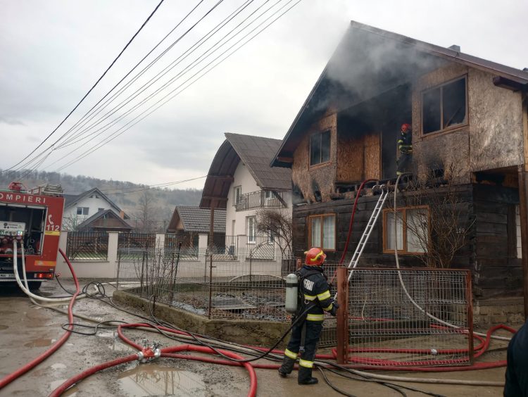 Mansarda unei case din Sighetu Marmaţiei a luat foc. Intervin pompierii sigheteni – foto