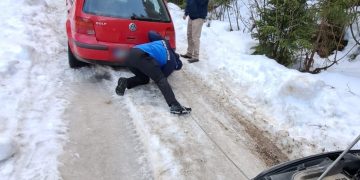 Doi turişti au rămas blocați cu maşina pe un drum înzăpezit în zona Baia Borșa. Au intervenit jandarmii montani