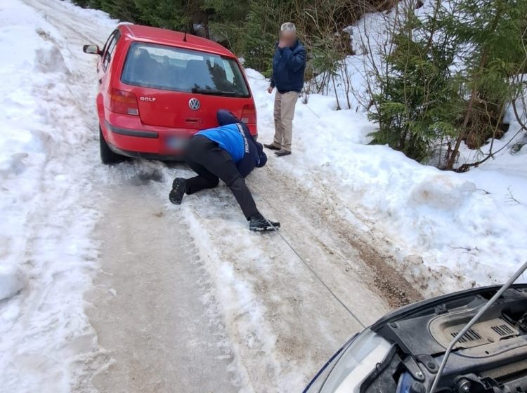 Doi turişti au rămas blocați cu maşina pe un drum înzăpezit în zona Baia Borșa. Au intervenit jandarmii montani