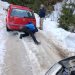 Doi turişti au rămas blocați cu maşina pe un drum înzăpezit în zona Baia Borșa. Au intervenit jandarmii montani