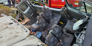 Un microbuz cu cinci pasageri s-a răsturnat în judeţul vecin. A fost nevoie de tăierea pavilionului pentru a scoate victimele