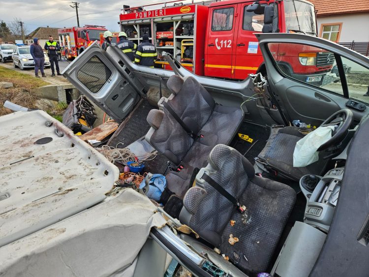 Un microbuz cu cinci pasageri s-a răsturnat în judeţul vecin. A fost nevoie de tăierea pavilionului pentru a scoate victimele