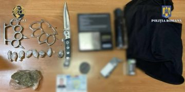 Elev din Cluj-Napoca prins în timp ce vindea droguri colegilor
